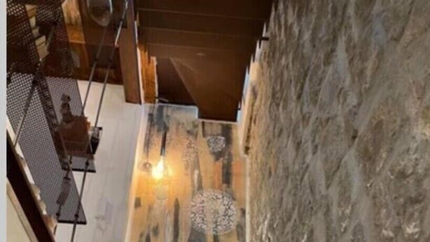 A staircase leading to a room with a textured wall and a patterned floor. - DOMUS TUSCIA APARTMENTS Via Estrema 2 (Viterbo)