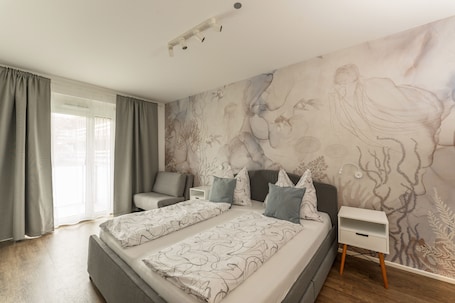 1 habitación, decoración personalizada y escritorio