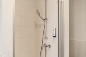 Shower, hair dryer, heated floors, towels - APSTAY Apartments (Graz)