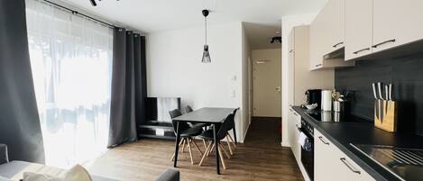 Comfort Apartment | Dapur peribadi | Peti sejuk/penyejuk beku saiz penuh, ketuhar, dapur