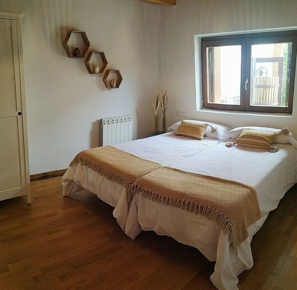 4 soverom, skrivebord, strykejern/-brett og wi-fi (inkludert)