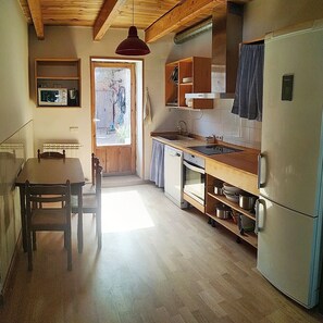 Frigorífico, microondas, horno y placa de cocina