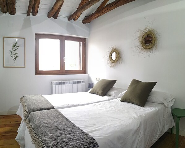 4 Schlafzimmer, Schreibtisch, Bügeleisen/Bügelbrett, kostenloses WLAN