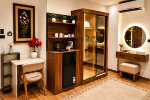 A compact room with a kitchenette, a built-in wardrobe with a mirror, and a small seating area. - ZEINA PYRAMIDS VIEW HOTEL (Giza)