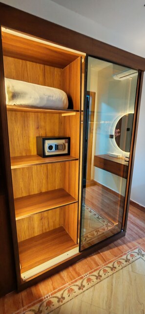 Luxury Room | Wardrobe - ZEINA PYRAMIDS INN (Giza)