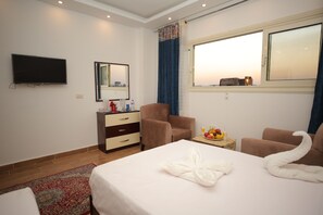 Deluxe Triple Room | Pillowtop beds, minibar, individually decorated, individually furnished - ZEINA PYRAMIDS INN (Giza)