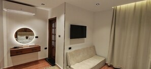 Luxury Room | Egyptian cotton sheets, premium bedding, pillow-top beds, minibar - ZEINA PYRAMIDS INN (Giza)