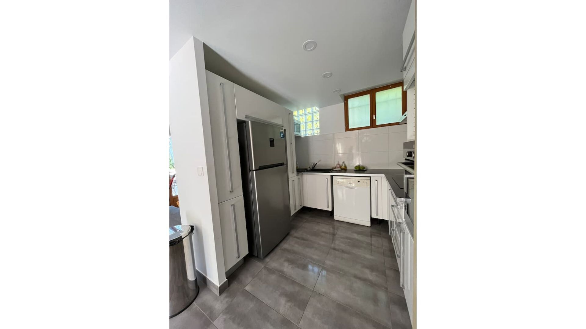 Spacious house with large garden and parking