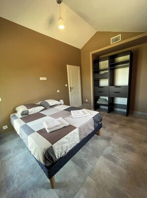3 bedrooms, desk, iron/ironing board, travel cot