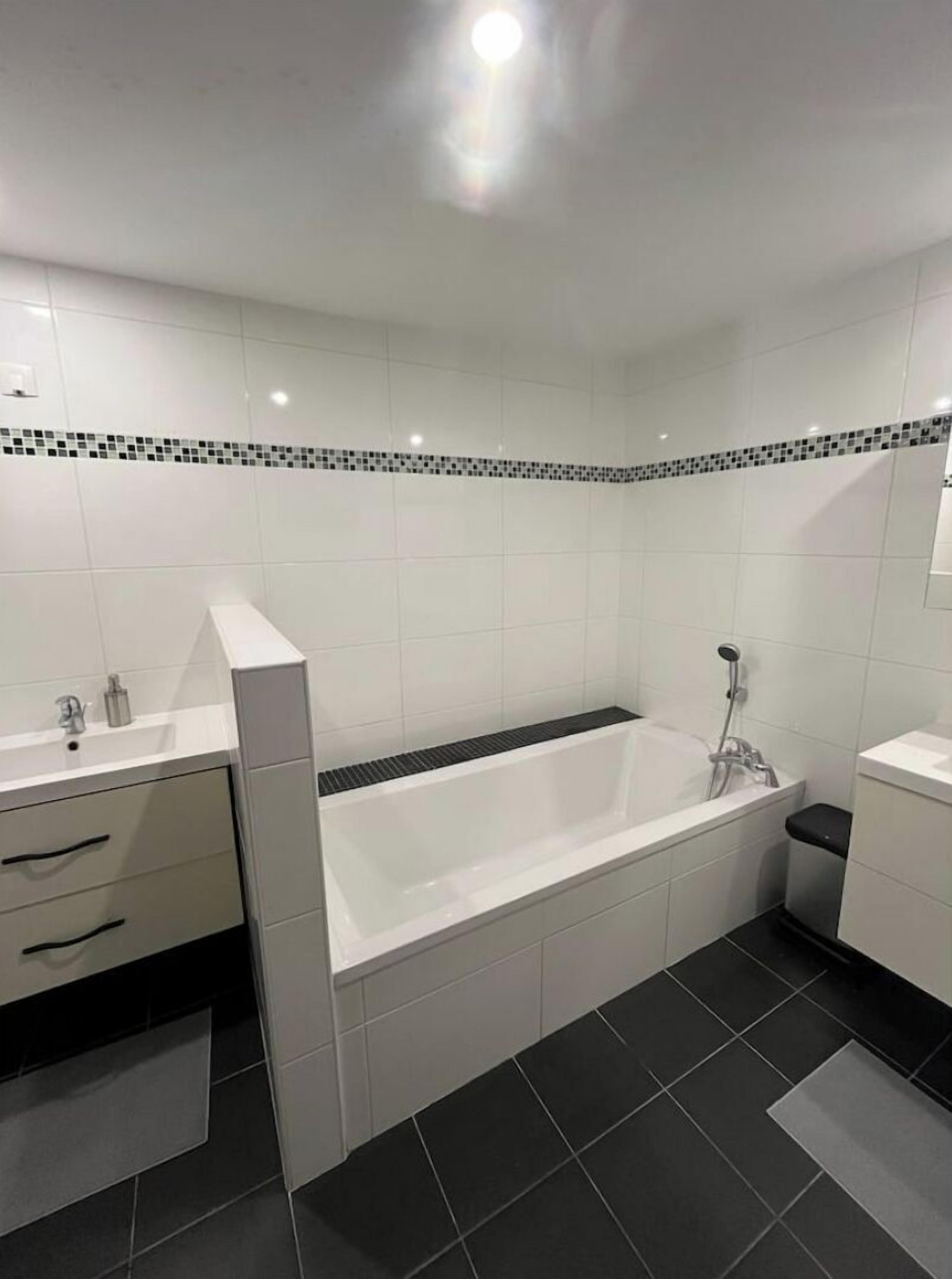 Ensemble douche/baignoire, sèche-cheveux, serviettes fournies, savon