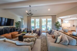 Älytelevisio, takka, työhuone