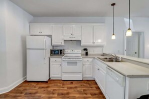 Réfrigérateur, micro-ondes, plaque de cuisson, lave-vaisselle