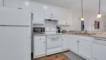 Refrigerador, microondas, parrilla de estufa y lavavajillas