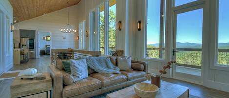 Smart-TV, peis, fotballspill og stereoanlegg