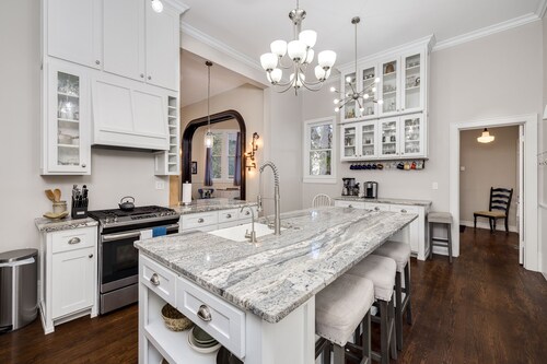 Breathtaking Victorian Mansion~2 Blocks to Cathedral~HUGE Hidden Arcade~Theatre!