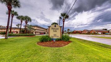 Une enseigne d’hôtel pour le Pelican Isle, situé au 866, boulevard Santa Rosa.