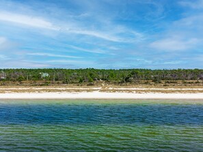 Plage à proximité, chaises longues, serviettes de plage