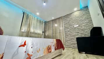 1 habitación, tabla de planchar con plancha, wifi gratis y ropa de cama