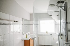 Dusche, Haartrockner, Handtücher