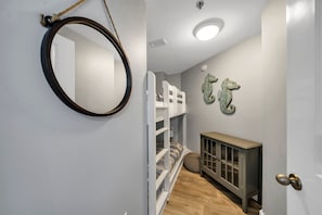 2 chambres, fer et planche à repasser, lit de bébé portatif
