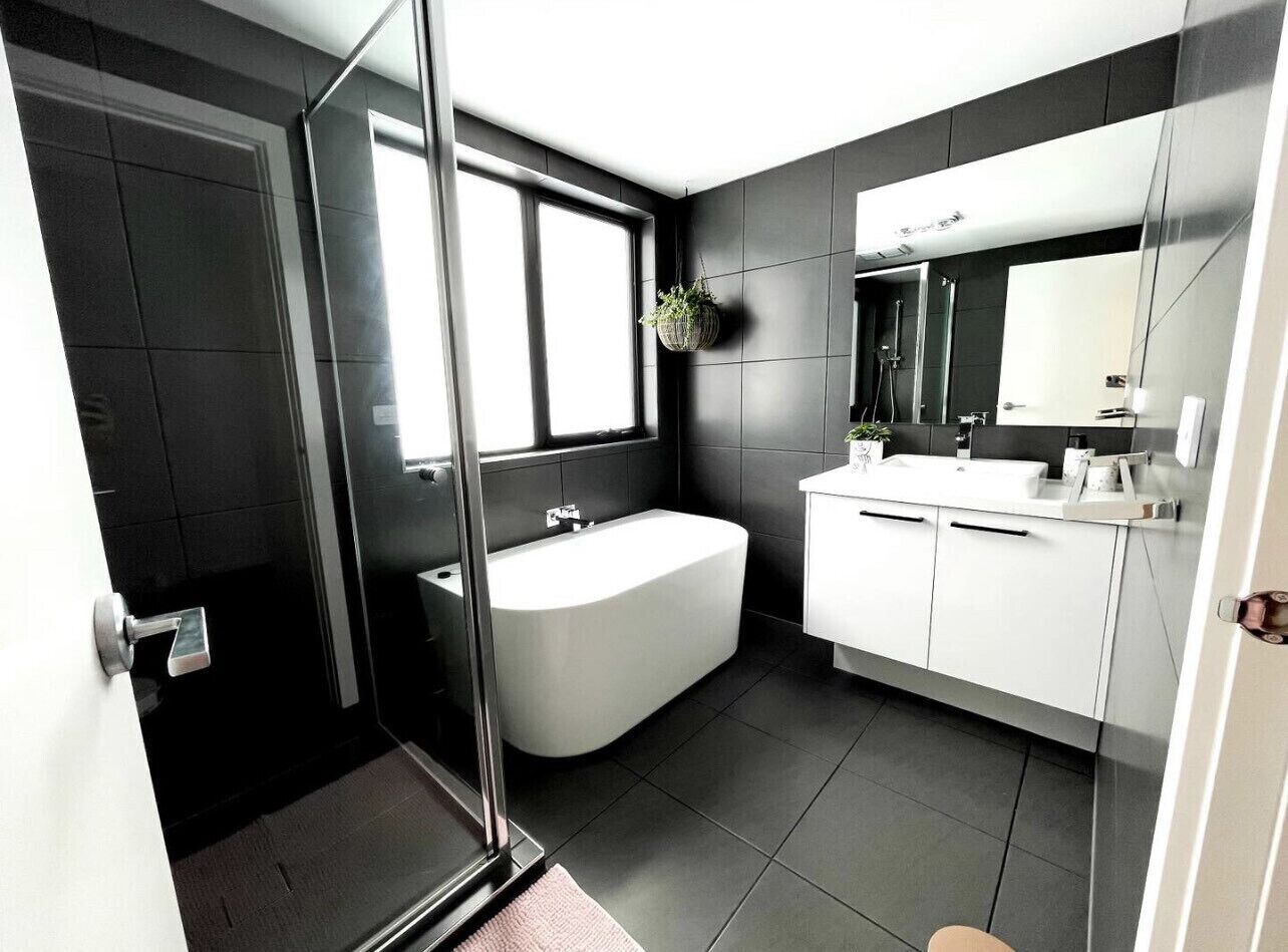 Regadera y papel de baño 