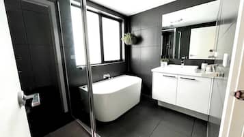 Regadera y papel de baño