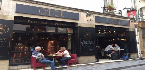 Outdoor dining - NESTLED WITHIN THE HEART OF SAINT-GERMAIN-DES-PRÉS -MABILLON (Paris)