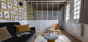 Smart TV, books - NESTLED WITHIN THE HEART OF SAINT-GERMAIN-DES-PRÉS -MABILLON (Paris)