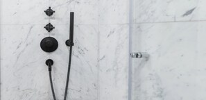 Dusche, Haartrockner, Handtücher, Seife