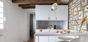 Fridge, microwave, oven, stovetop - NESTLED WITHIN THE HEART OF SAINT-GERMAIN-DES-PRÉS -MABILLON (Paris)