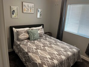 3 室のベッドルーム、アイロン / アイロン台、WiFi (無料)、ベッドシーツ