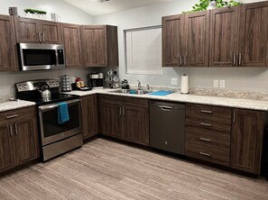 Frigorifero, microonde, forno, piano cottura