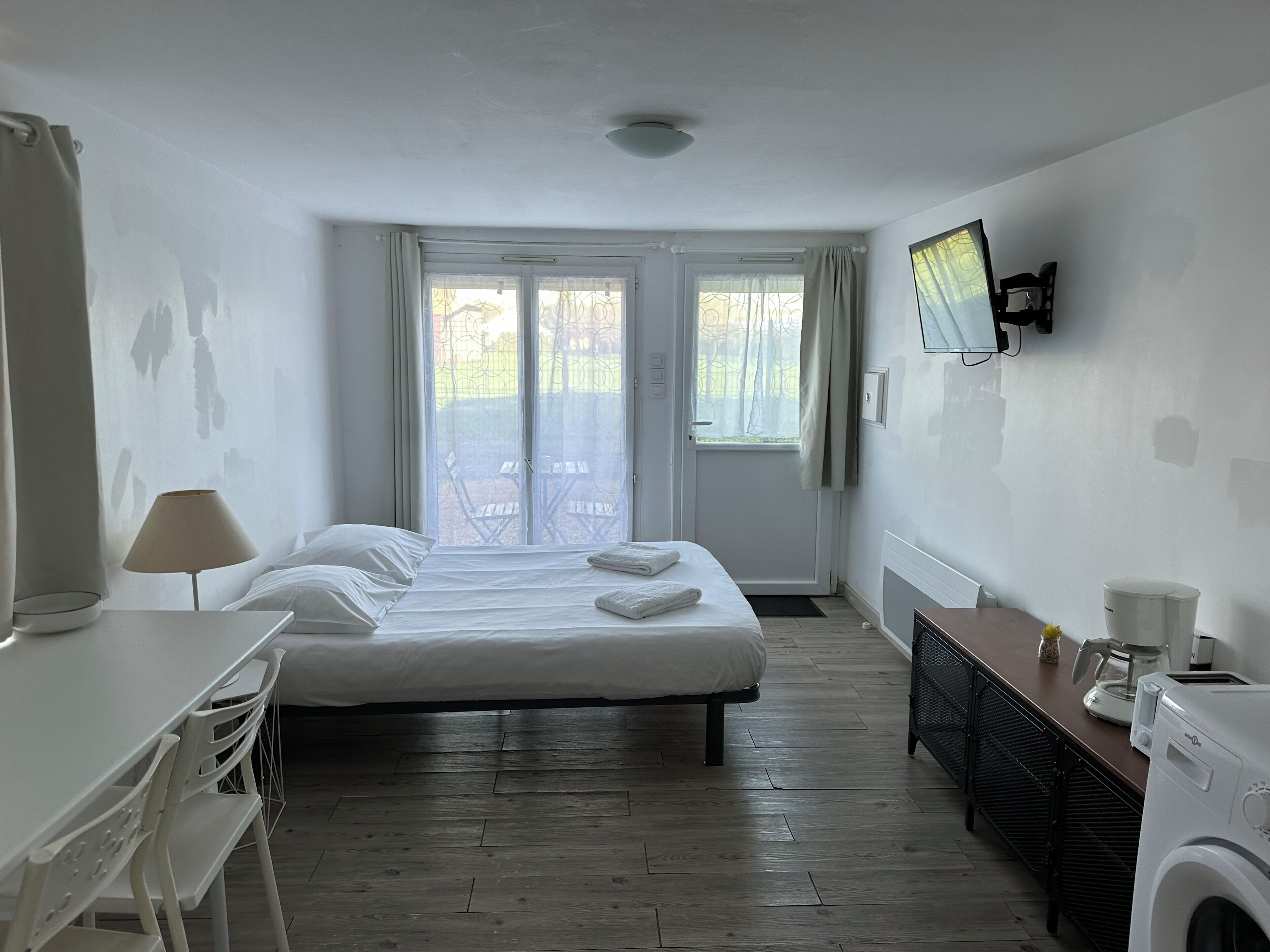 1 dormitorio, caja fuerte, escritorio y tabla de planchar con plancha