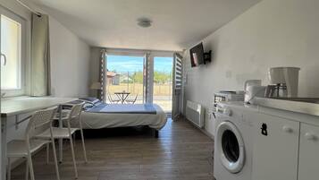 1 habitación, caja de seguridad en la habitación y escritorio