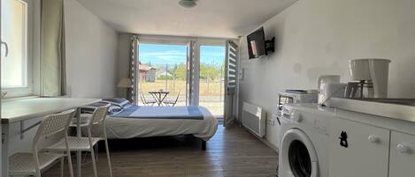 1 slaapkamer, een kluis op de kamer, een bureau