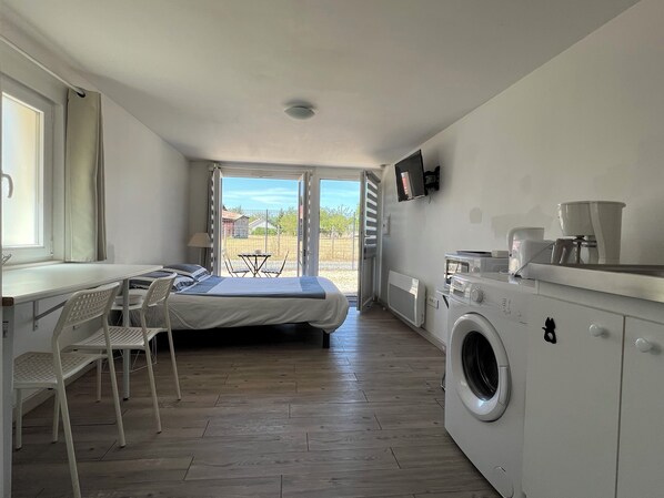 1 Schlafzimmer, Zimmersafe, Schreibtisch, Bügeleisen/Bügelbrett