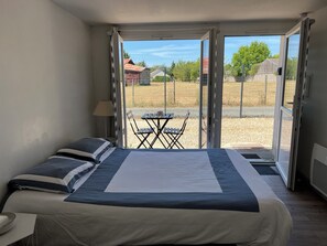 1 Schlafzimmer, Zimmersafe, Schreibtisch, Bügeleisen/Bügelbrett