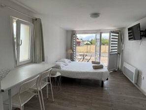 1 soverom, safe på rommet, skrivebord og strykejern/-brett