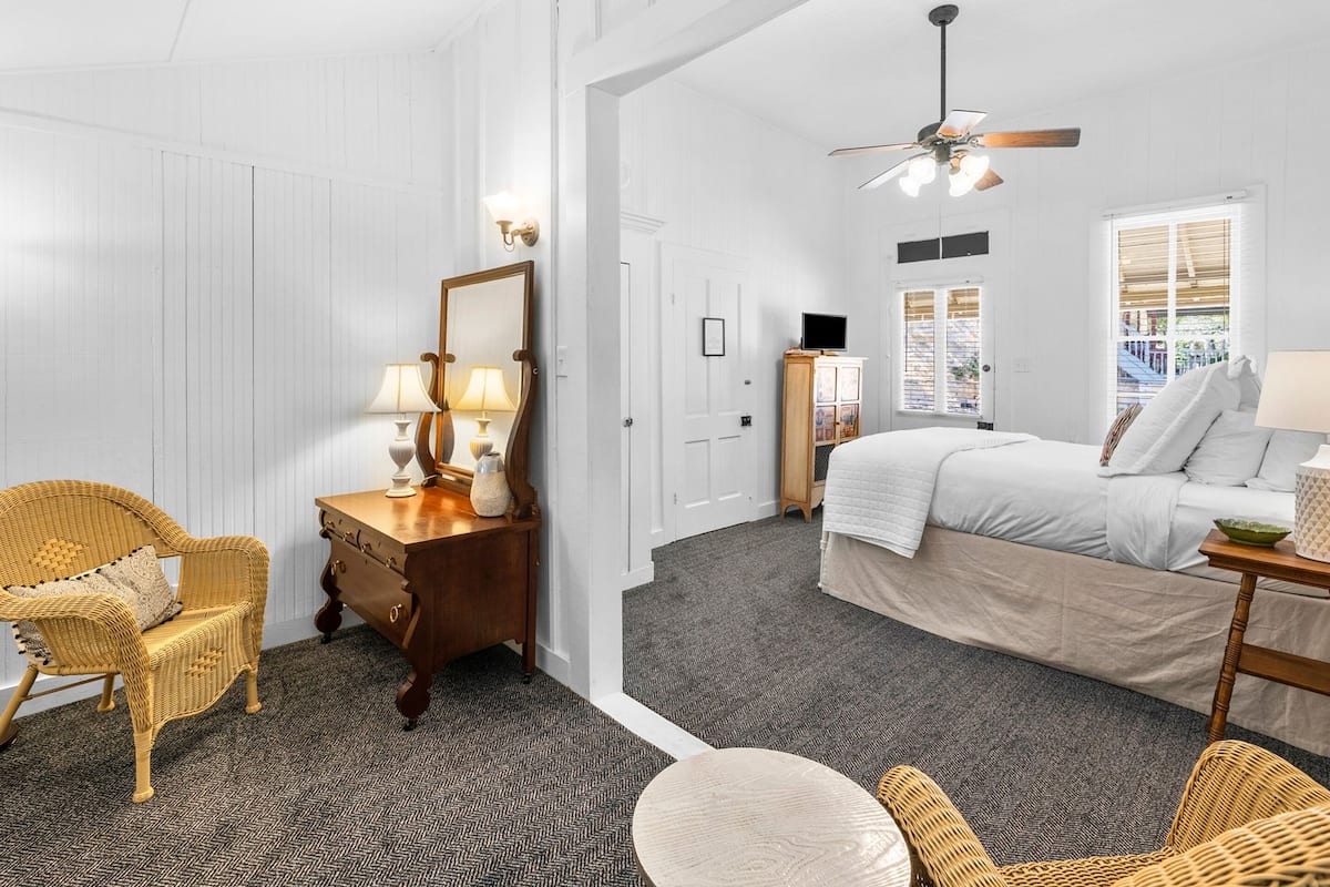 Deluxe-rum - 1 queensize-säng | Strykjärn/strykbräda och gratis wi-fi