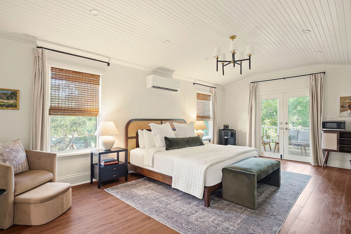 Premier Cabin, 1 King Bed | 2 bedrooms, iron/ironing board, free WiFi