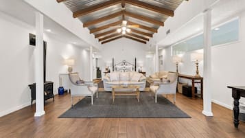 Habitación Premier, 1 cama King size | Área de sala de estar | Televisión de pantalla plana de 32 pulgadas con canales por cable