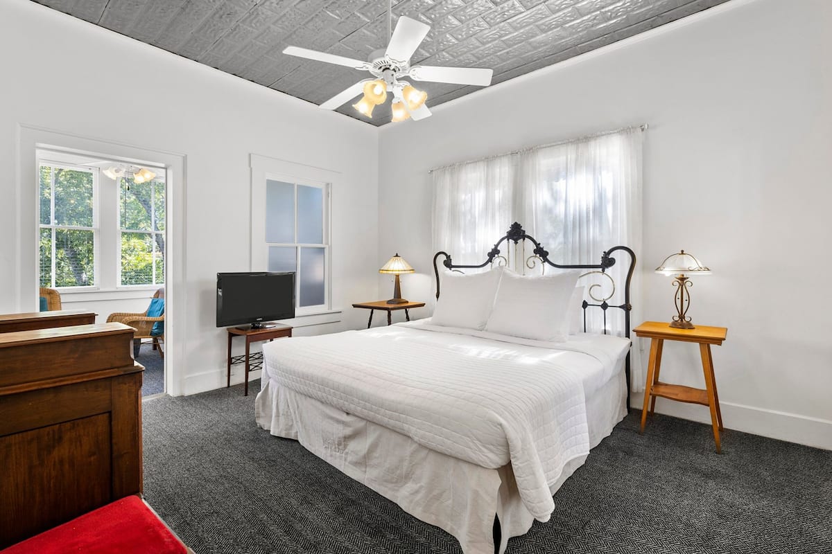 Deluxe Studio Suite, Multiple Beds | 2 bedrooms, iron/ironing board, free WiFi