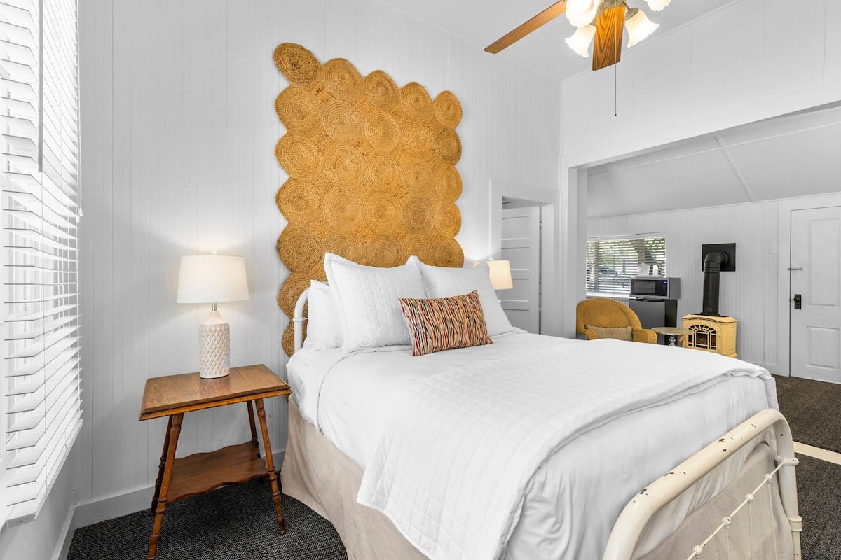 Deluxe Room, 1 Queen Bed | 2 bedrooms, iron/ironing board, free WiFi
