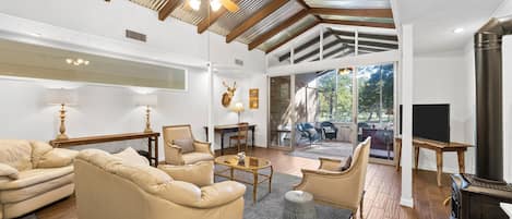 Premier kamer, 1 kingsize bed | Woonruimte | Een 32-inch flatscreentelevisie met kabelzenders en televisie