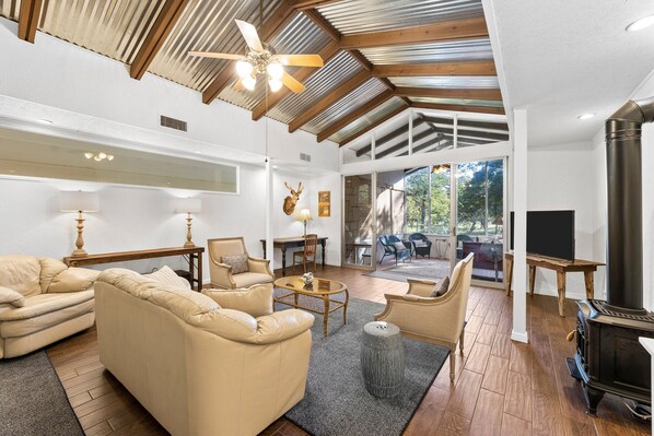 Premier Room, 1 King Bed | Living area | 32-inch flat-screen TV with cable channels, TV - Meyer Hotel (Comfort)