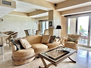 TV, stereo - The Cliff Luxury Condo, Oceanfront, infinity pool 3 Shades of blue! (Sint Maarten)