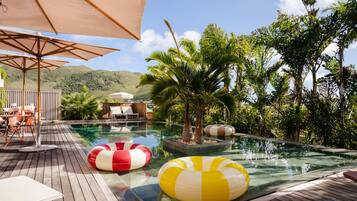 Ulkouima-allas, aurinkovarjoja, aurinkotuoleja