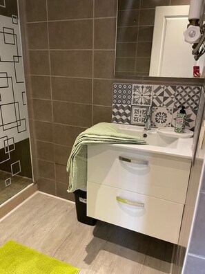 Shower, hair dryer, towels, toilet paper
