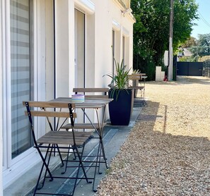 Outdoor dining - Quiet studio, countryside 5 minutes from town (Fondettes)
