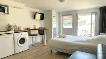 1 bedroom, in-room safe, desk, iron/ironing board